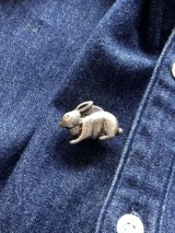 ウサギのボタンカバー　ちょっと立体的なシルバーカラー　　 