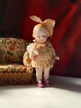 リボン結んだブロンド女の子　オールビスクのミニチュアドール　６，５ｃｍ　ヘルトヴィヒ　HERTWIG