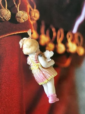 画像2: リボン結んだブロンド女の子　オールビスクのミニチュアドール　６，５ｃｍ　ヘルトヴィヒ　HERTWIG