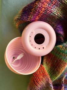 他の写真3: 毛糸玉ホルダー　可愛らしいベビーピンクカラー　編み物   編み針