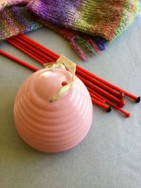 毛糸玉ホルダー　可愛らしいベビーピンクカラー　編み物   編み針