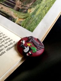 レザーでくるまれた赤ずきんちゃんのボタン　★刺繍  ステッチ      