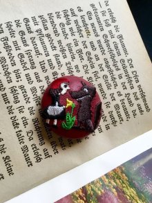 他の写真2: レザーでくるまれた赤ずきんちゃんのボタン　★刺繍  ステッチ      