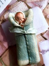 オールビスク　おくるみ毛布に入ったベビーさん     ８ｃｍ    ジャーマンアンティーク     HERTWIG