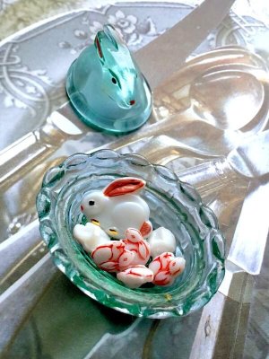 画像2: 兎のボタン     ミルクガラス     うさぎ姿 　　６個セット