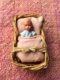 バスケットの中のベビー   ドールハウスの住人　５，５ｃｍ　ドイツの子　ミニチュア