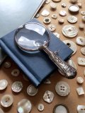 シルバープレートのルーペ　１０ｃｍ　拡大鏡　ちくちく針仕事 　胸元にも　