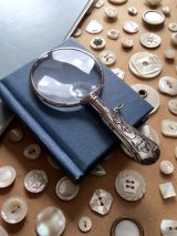 シルバープレートのルーペ　１０ｃｍ　拡大鏡　ちくちく針仕事 　胸元にも　