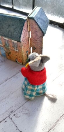 他の写真1: 赤レンガのペットショップ ＆ ネズミの女の子　ベーカリー　小さな家　ブリキ缶　英国　　