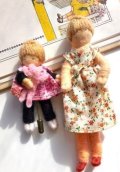  リバティプリントを着ているミニチュアさん   英国　ハンドメイドドール　２点セット