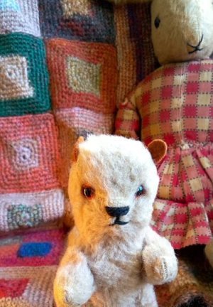 画像1: フエルト耳の小さなクマさん　ヴィンテージ　　１１ｃｍ　テディベア