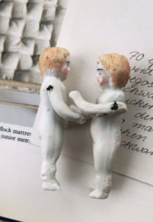 他の写真3: 白いミニチュアドール　オールビスク　ドールハウスサイズの２体セット　人形遊び　ジャーマンアンティーク