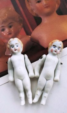 他の写真2: 白いミニチュアドール　オールビスク　ドールハウスサイズの２体セット　人形遊び　ジャーマンアンティーク