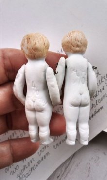 他の写真1: 白いミニチュアドール　オールビスク　ドールハウスサイズの２体セット　人形遊び　ジャーマンアンティーク