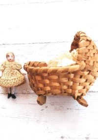 手編みのニットを着たミニチュアドール  ＆オリジナルベット　人形の家　オールビスク　  