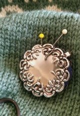 ピンクッション　小さな針さし　ヴィクトリアンデザイン ★ ペンダントにも