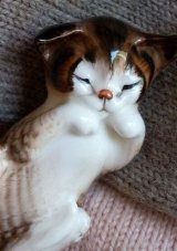 眠たそうな猫さん　  BROWN TABBY CAT　ミニチュア フィギア    　ロイヤルドルトン　