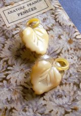 ２枚重ねの葉っぱ　ヴィンテージボタン　セルロイドコレクション