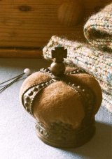 古い時代の王冠のピンクッション　針山　ロイヤルコロネーション