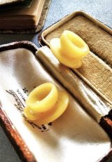 ティーカップ＆ソーサー　アイボリーカラーのボタン　リアリスティック　セルロイドコレクッション　