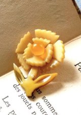 一輪の花　シックな色のボタン　セルロイドコレクション
