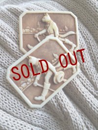 HAPPY PRICE！　長靴をはいた猫　象牙色　セルロイドコレクション　★雰囲気のよいレリーフブローチ