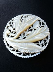 他の写真3: 手彫り細工が美しい貝ブローチ　マザーオブパール　植物模様　白いアクセサリー　ビクトリアン　