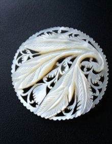 他の写真2: 手彫り細工が美しい貝ブローチ　マザーオブパール　植物模様　白いアクセサリー　ビクトリアン　