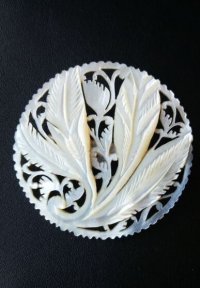 手彫り細工が美しい貝ブローチ　マザーオブパール　植物模様　白いアクセサリー　ビクトリアン　
