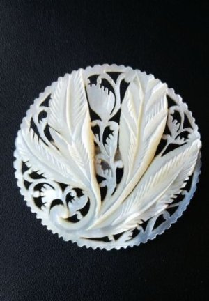 画像1: 手彫り細工が美しい貝ブローチ　マザーオブパール　植物模様　白いアクセサリー　ビクトリアン　