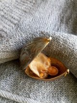 胡桃の形のケース　ヴィンテージ　ブラスカラー　