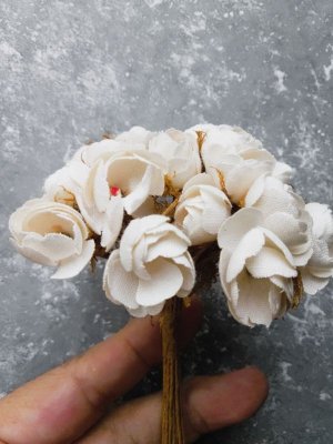 画像1: バニラ色の布花　　アンティークコサージュ   ★ブーケ　ドール制作    　素材　造花
