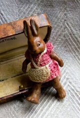 エプロンむすんで　オールビスクのうさぎ　ピンクニットのワンピース　　６，６cm　HERTWIG