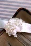 白い貝細工のバーピン　  マザーオブパールのブローチ　手彫りの婦人像モチーフ