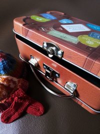 旅好きの人へ　トランク　スーツケース　旅行鞄　ブリキ缶　★ドール用サイズ　　　