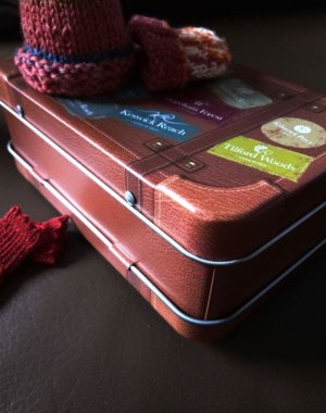 画像3: 旅好きの人へ　トランク　スーツケース　旅行鞄　ブリキ缶　★ドール用サイズ　　　