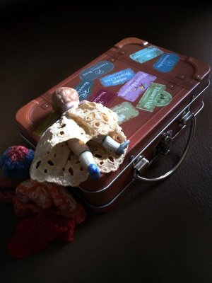 画像2: 旅好きの人へ　トランク　スーツケース　旅行鞄　ブリキ缶　★ドール用サイズ　　　