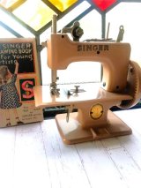 トイミシン　シンガー社　チャイルドミシン　ピンクベージュ
