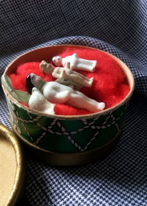 画像1: 白いミニチュアドール　フローズンシャーロット　  人形遊び 　　１９世紀　　　　　　