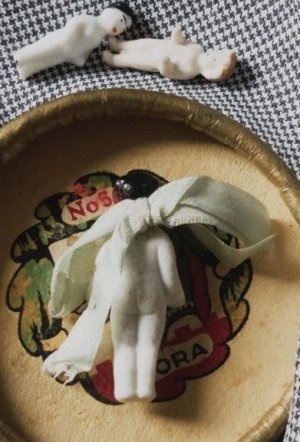 画像4: 白いミニチュアドール　フローズンシャーロット　  人形遊び 　　１９世紀　　　　　　