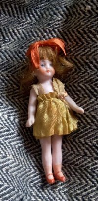 ブロンドヘアの女の子　オレンジリボン　８ｃｍ　オールビスクドール　
