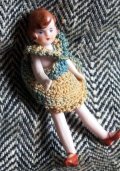 ニットドレスのお嬢さん　フラッパードール　　７，３ｃｍ　栗毛