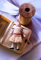 ニットドレスのミニチュアドール　３，５ｃｍ　オールビスク 　HERTWIG　ヘルトヴィヒ　 