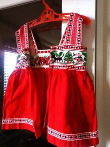 他の写真3: チロリアンテープのついたスカート　赤ずきんちゃんとオオカミ　刺繍　リボン　