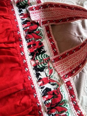 画像2: チロリアンテープのついたスカート　赤ずきんちゃんとオオカミ　刺繍　リボン　