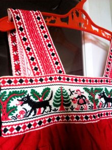 他の写真1: チロリアンテープのついたスカート　赤ずきんちゃんとオオカミ　刺繍　リボン　