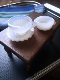 ミルクガラスのミニチュア　　カップ、ソーサー＆ クリーマ―