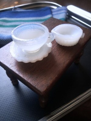 画像1: ミルクガラスのミニチュア　　カップ、ソーサー＆ クリーマ―