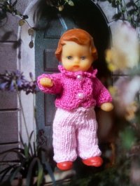 可愛らしいニットの装い 　ミニチュアの女の子　 ラバー ドール   ARI　人形の家　　