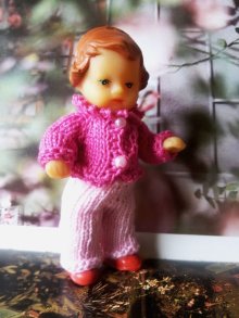 他の写真1: 可愛らしいニットの装い 　ミニチュアの女の子　 ラバー ドール   ARI　人形の家　　